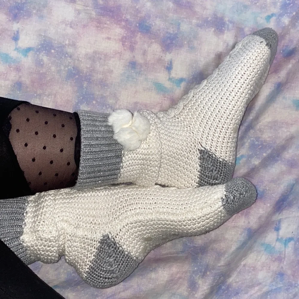 VS • Cashmere Blend Pom Pom Slipper Socks size M/L